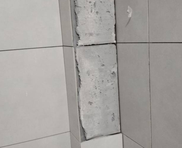 金昌瓷砖空鼓维修公司分享下瓷砖施工前基层浇水润湿程度不足，可能导致以下问题